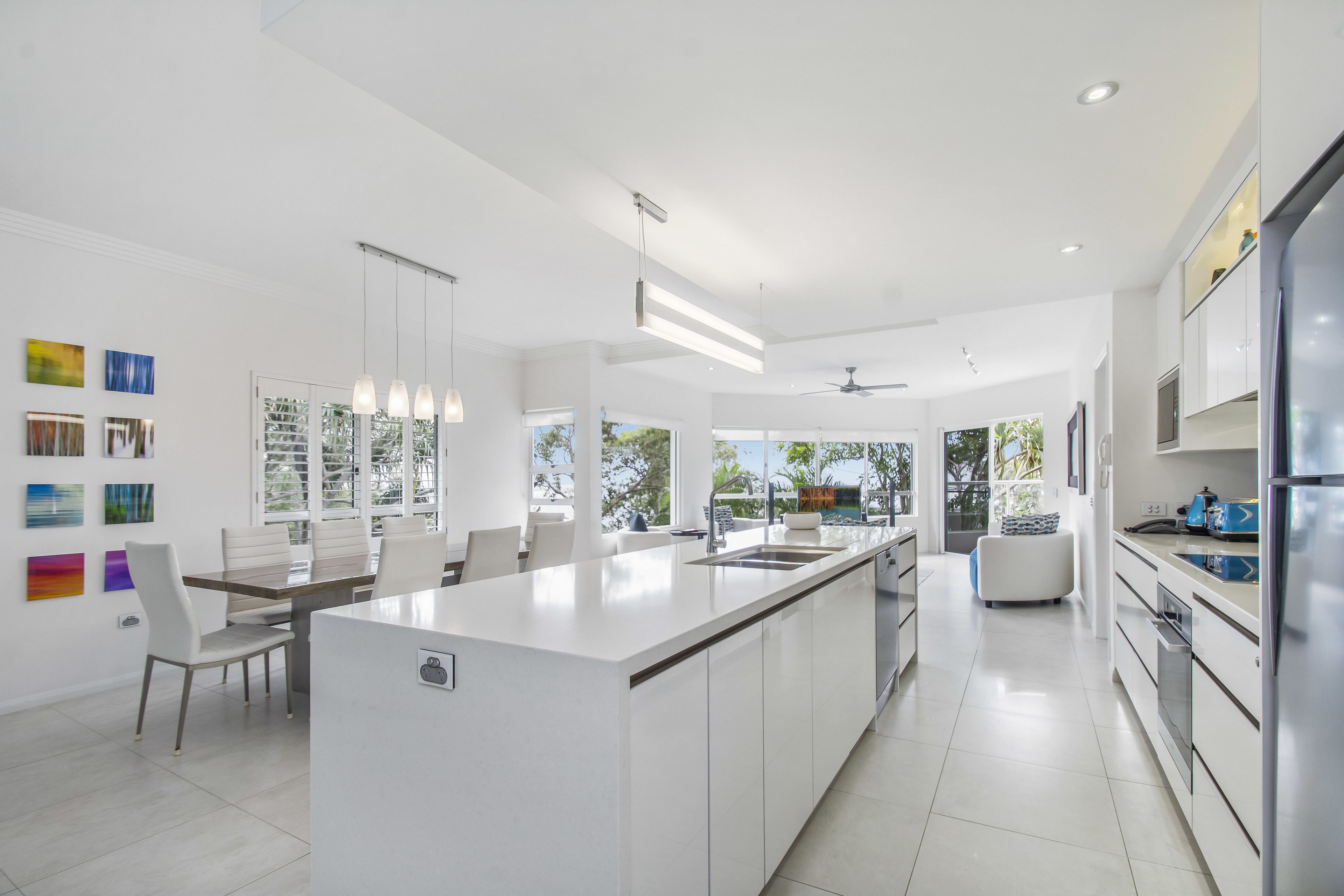 Frigorífico grande, microondas, horno y placa de cocina