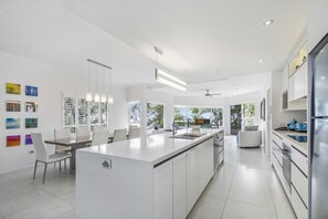 大冰箱、微波炉、烤箱、炉灶