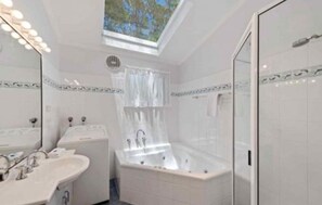 华丽小屋, 2 间卧室 (Treetop Spa) | 浴室 | 免费洗浴用品、毛巾、肥皂、洗发水