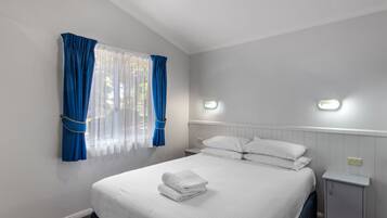 Deluxe 2 Bedroom Treetop Spa Cabin | Iron/ironing board, bed sheets