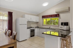 Refrigerador con freezer, microondas, horno, placa de cocina