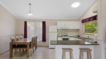 Deluxe 3 Bedroom Spa Villa | In-room dining