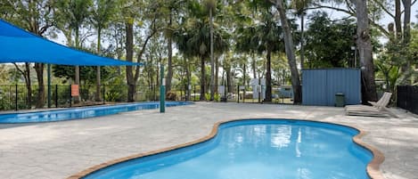 Una piscina al aire libre