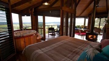 Luxe beddengoed, een strijkplank/strijkijzer, beddengoed