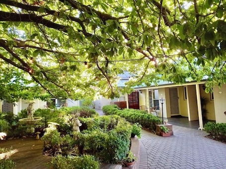 Garden. Hahndorf Oak Tree Cottages