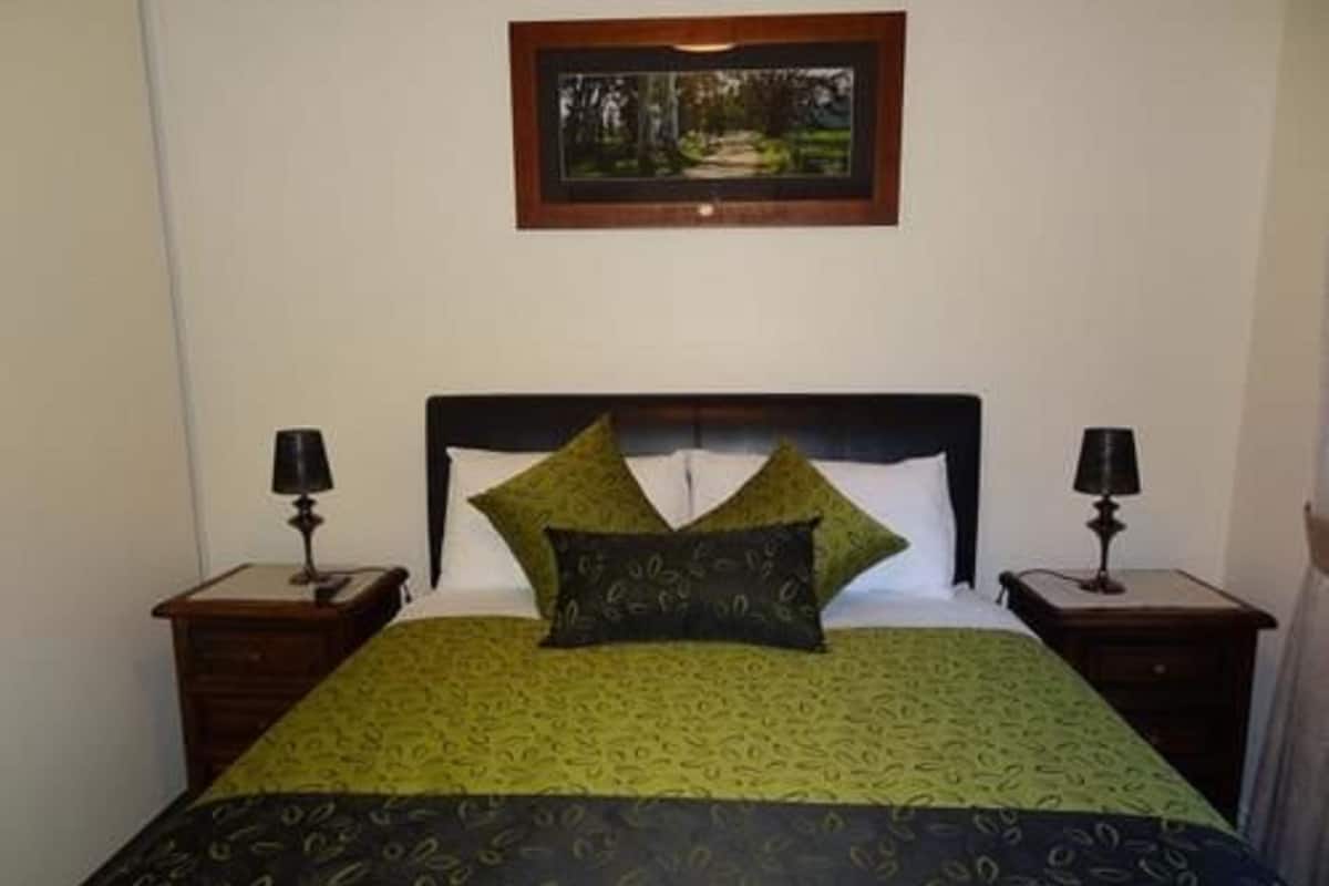 Standard Suite, 1 Bedroom, Non Smoking, Kitchenette (Cottage 1 Night) | Meja, kalis bunyi, seterika/papan seterika, Wi-fi percuma
