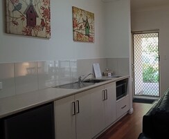 Geladeira, micro-ondas, cafeteira/chaleira, chaleira elétrica