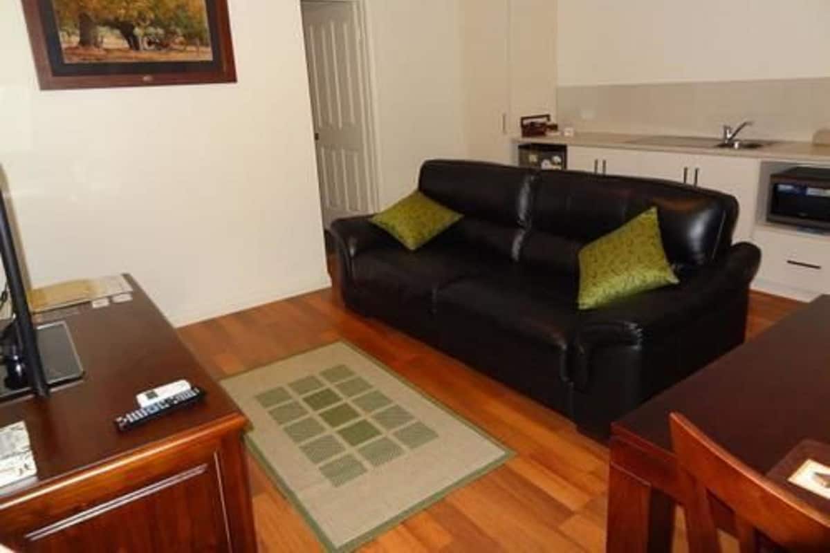 Standard Suite, 1 Bedroom, Non Smoking, Kitchenette (Cottage 3 Night) | Ruang tamu | TV LCD, pemain DVD