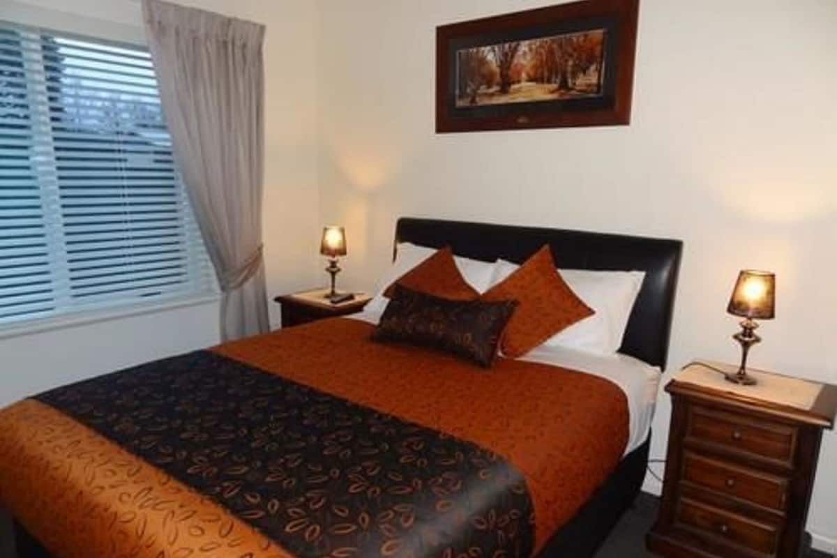 Standard Suite, 1 Bedroom, Non Smoking, Kitchenette (Cottage 2 Night) | Meja, kalis bunyi, seterika/papan seterika, Wi-fi percuma