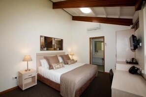 TV, DVD player - Hunter Valley Hotel Academy (Loxford)