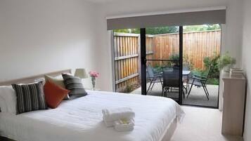 Peppercorn Villa - Offsite 600m from Hotel | Premium bedding, iron/ironing board, free WiFi, bed sheets