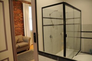 Luxury Room, Non Smoking (Standby luxury Suite) | Bathroom | Shower, free toiletries, hair dryer, towels - Yea Peppercorn Hotel (Yea)