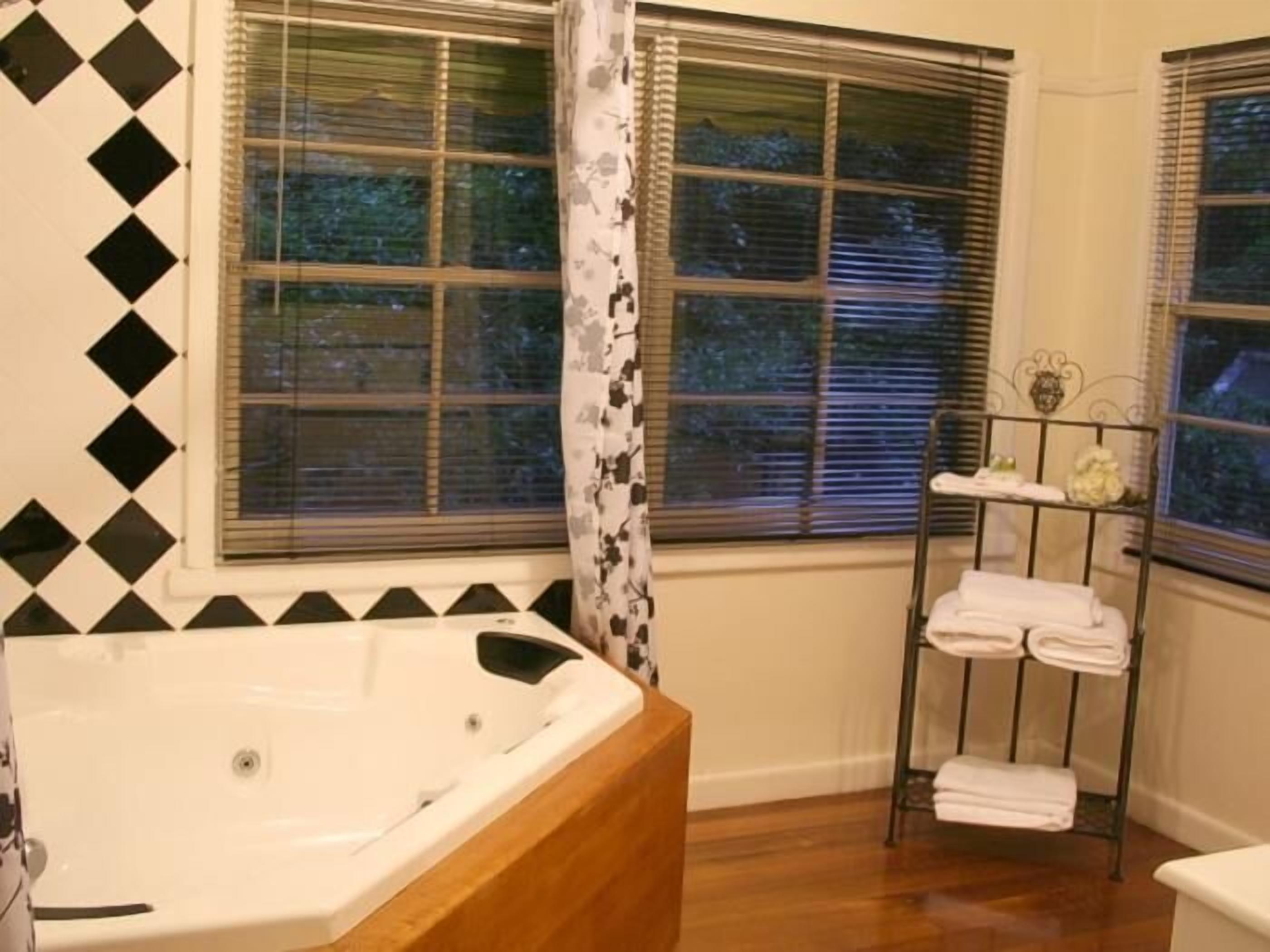 Tudor Cottages Mt Dandenong — image 9