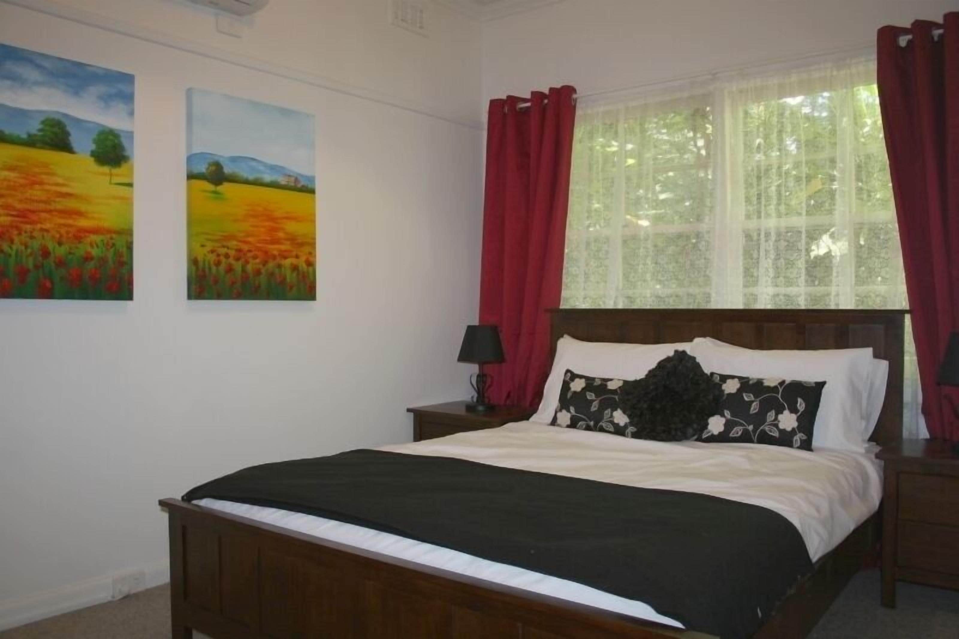 Tudor Cottages Mt Dandenong — image 13