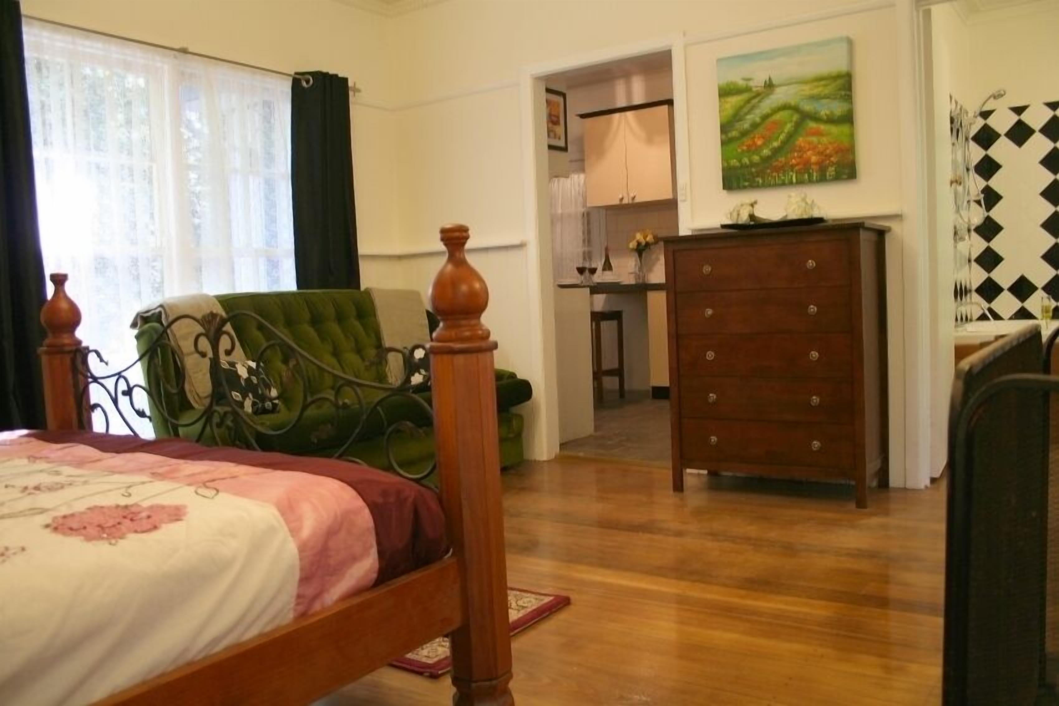 Tudor Cottages Mt Dandenong — image 11