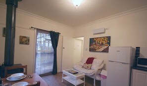 Casa de campo estándar, cocina | Zona de estar | Televisión de pantalla plana de 32 pulgadas con canales digitales