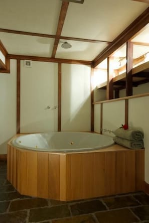 Jetted bathtub