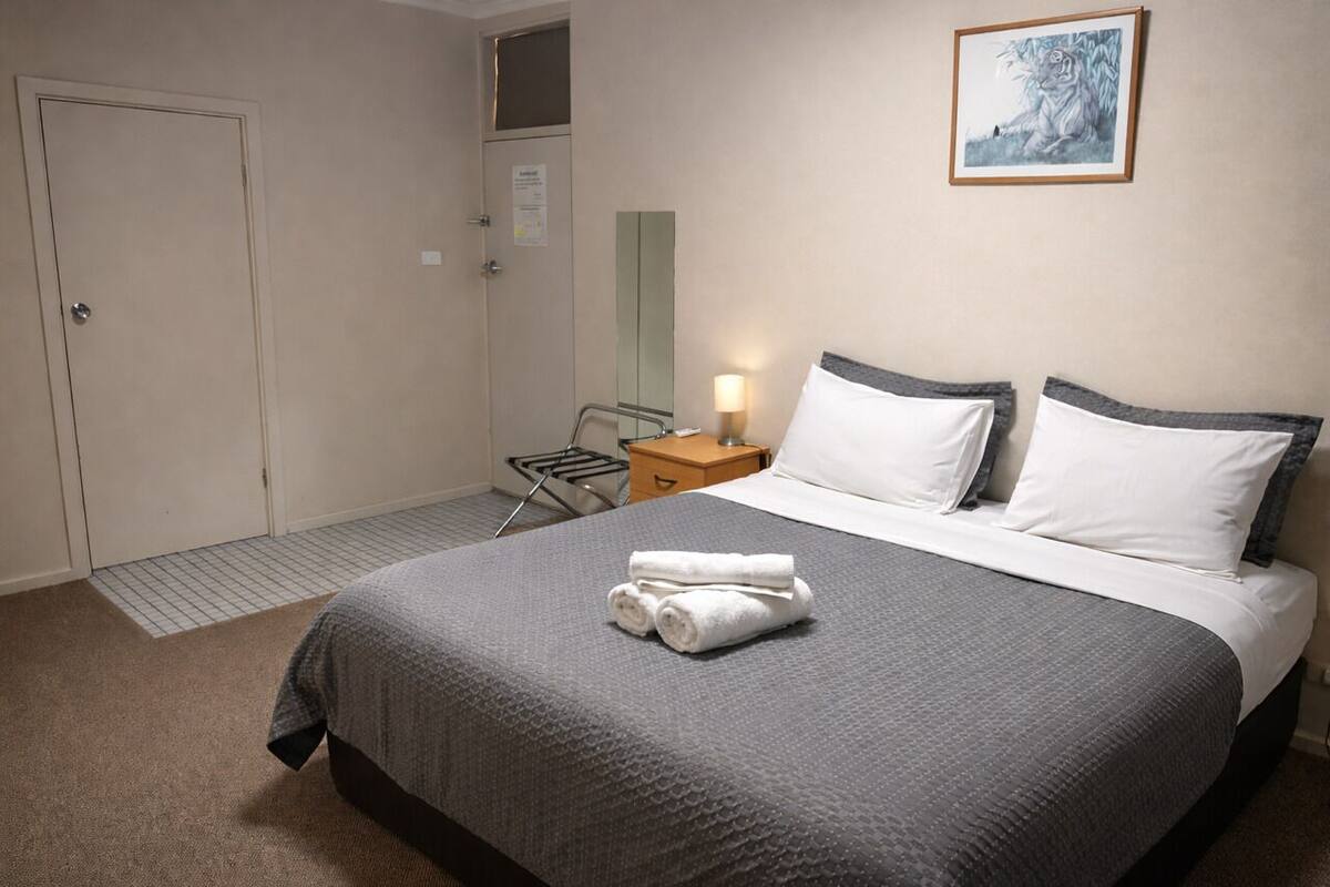 Basic Double Room, 1 Queen Bed | Desk, laptop workspace, blackout drapes, iron/ironing board
