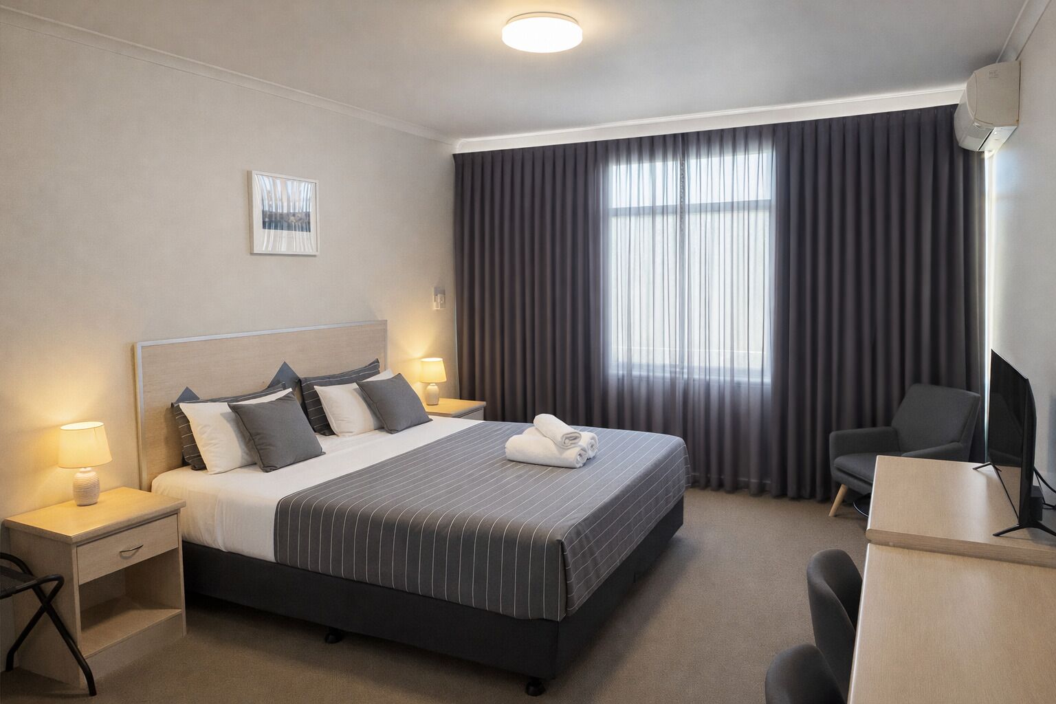 Escritorio, espacio para trabajar con laptop y cortinas blackout 