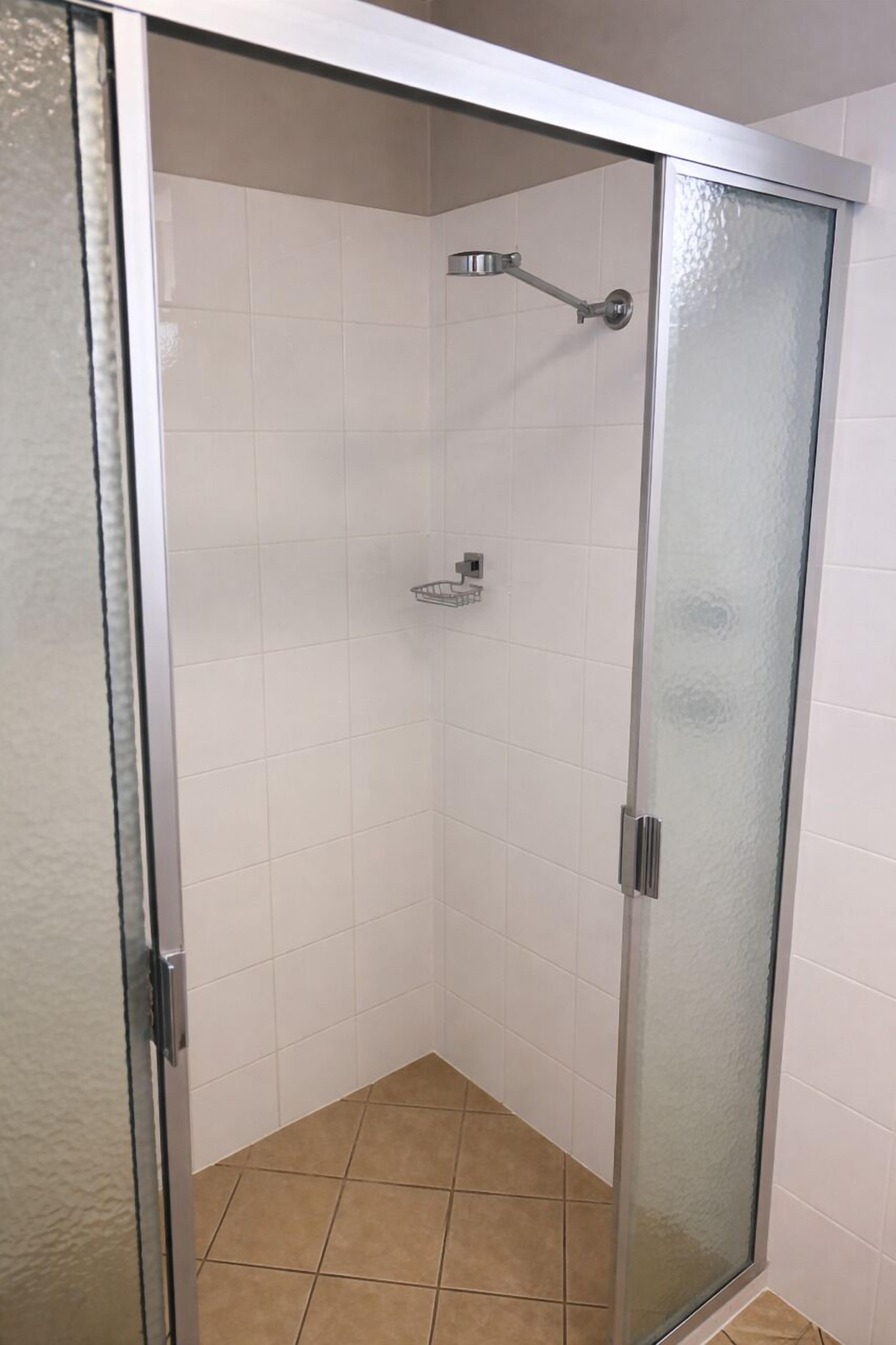 Standard Twin Room, 1 Bedroom | Bilik Mandi | Pancuran mandi, kelengkapan dandanan diri percuma, tuala disediakan 
