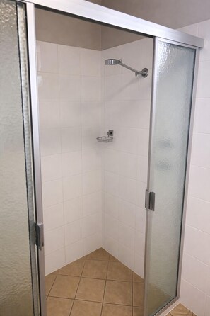 Deluxe Large Twin Room | Bathroom | Shower, free toiletries, towels - Highway One Ceduna (Ceduna)