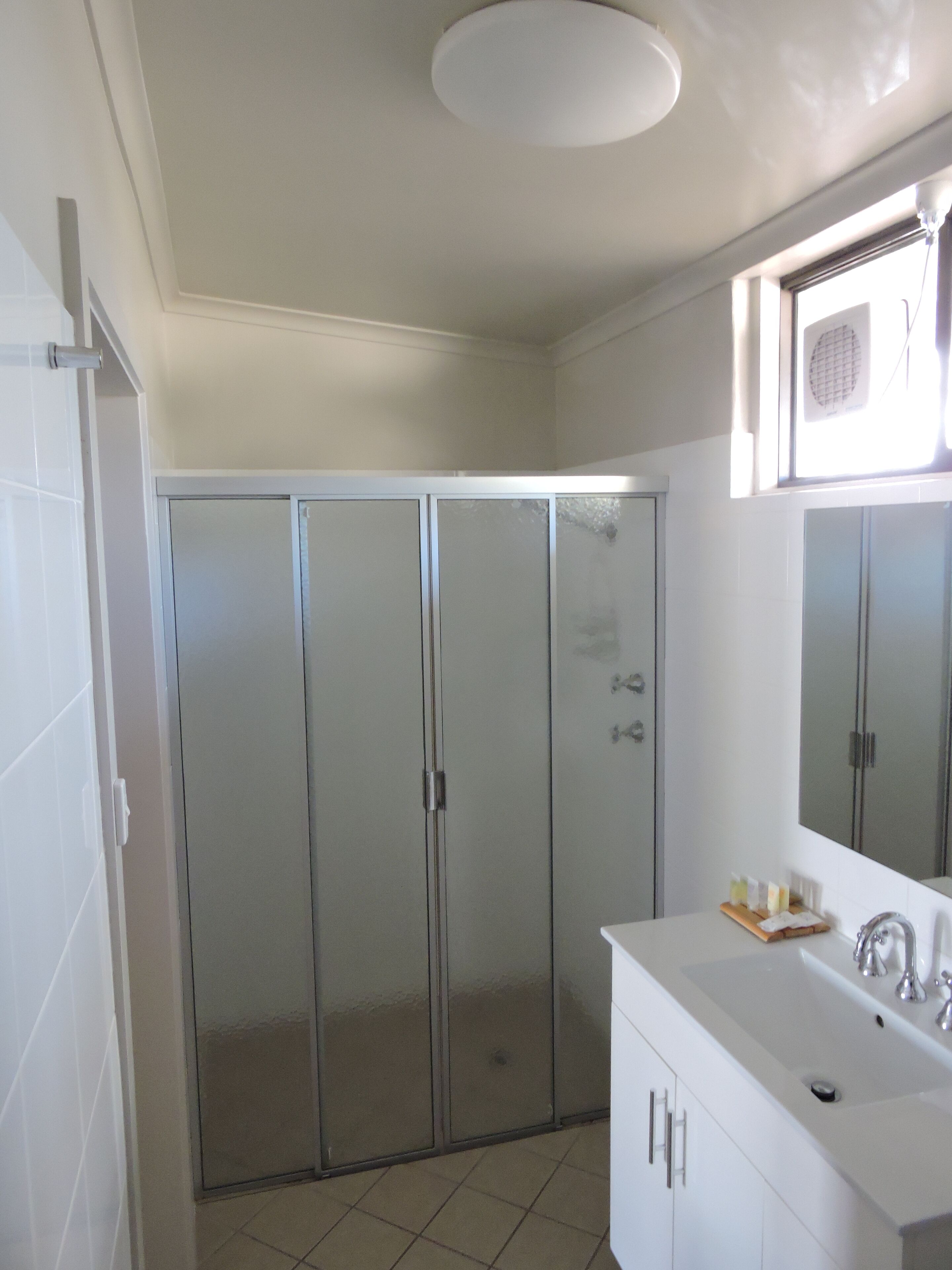 Suihku, ilmaiset hygieniatuotteet, pyyhkeet