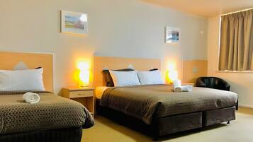 Escrivaninha, espaço de trabalho para notebook, cortinas blackout