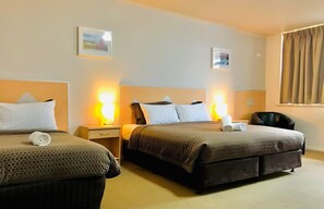 Schreibtisch, laptopgeeigneter Arbeitsplatz, Verdunkelungsvorhänge