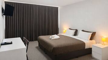 Dobbeltrom – standard | Skrivebord, skrivebord for bærbar PC og blendingsgardiner