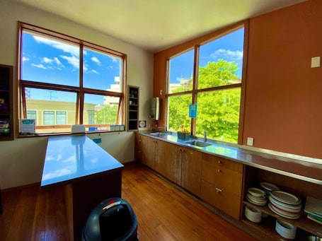 Refrigerador con freezer, microondas, placa de cocina, tostadora