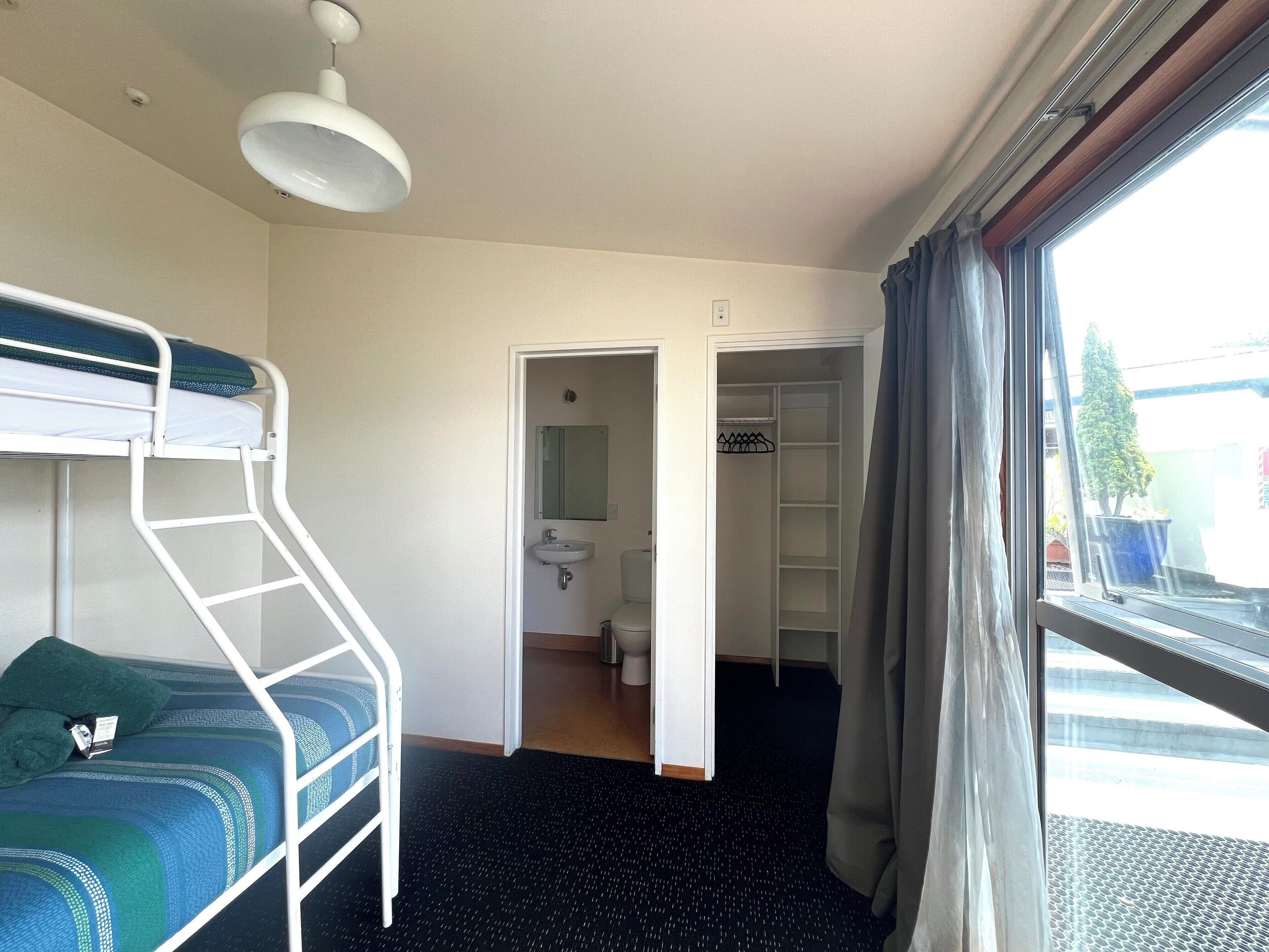 Sistema de insonorización, tabla de planchar con plancha y wifi gratis 