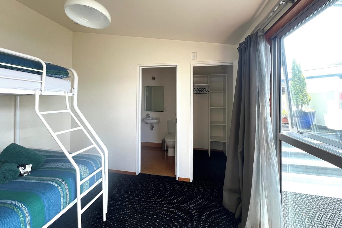 Habitación estándar doble | Sistema de insonorización, tabla de planchar con plancha, wifi gratis