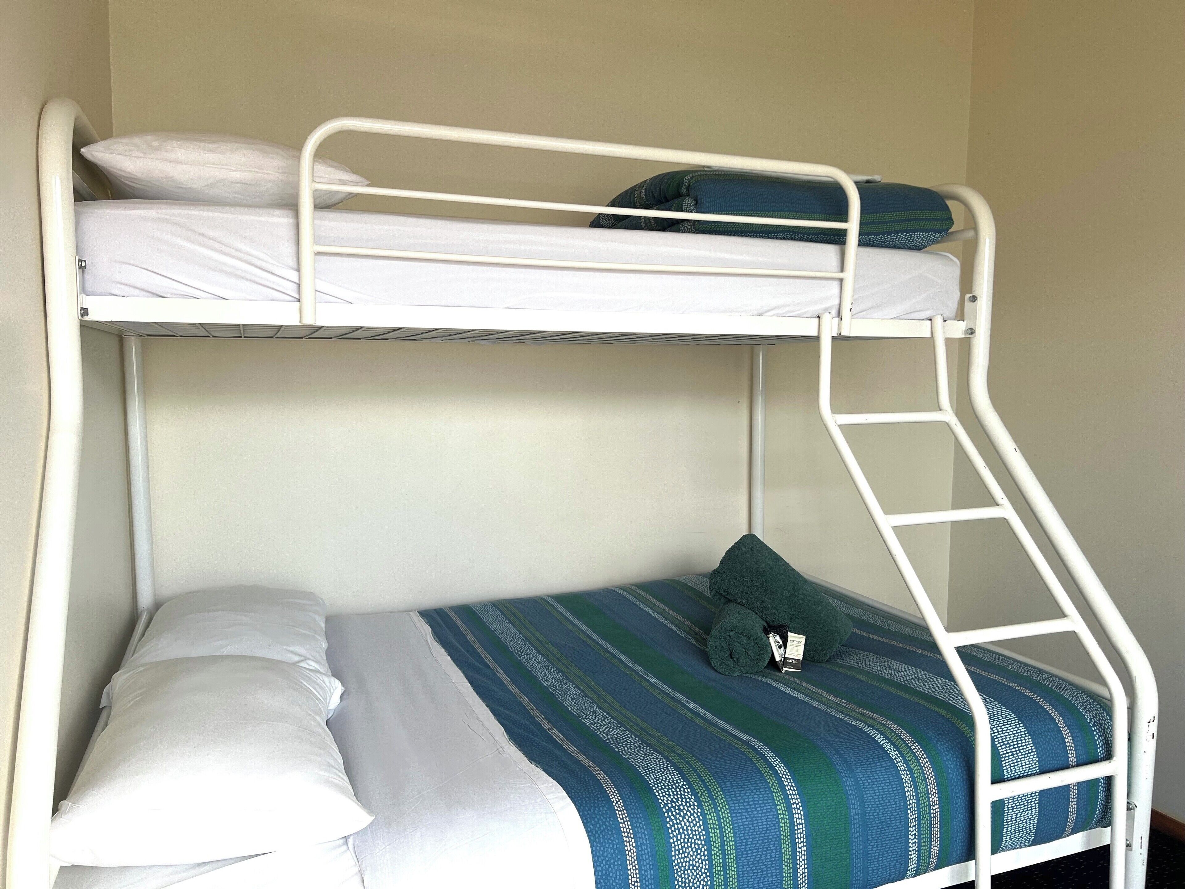 Sistema de insonorización, tabla de planchar con plancha y wifi gratis 