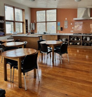 Full-size fridge, microwave, stovetop, toaster - On Top Apartments & Hostel Backpackers (Dunedin)