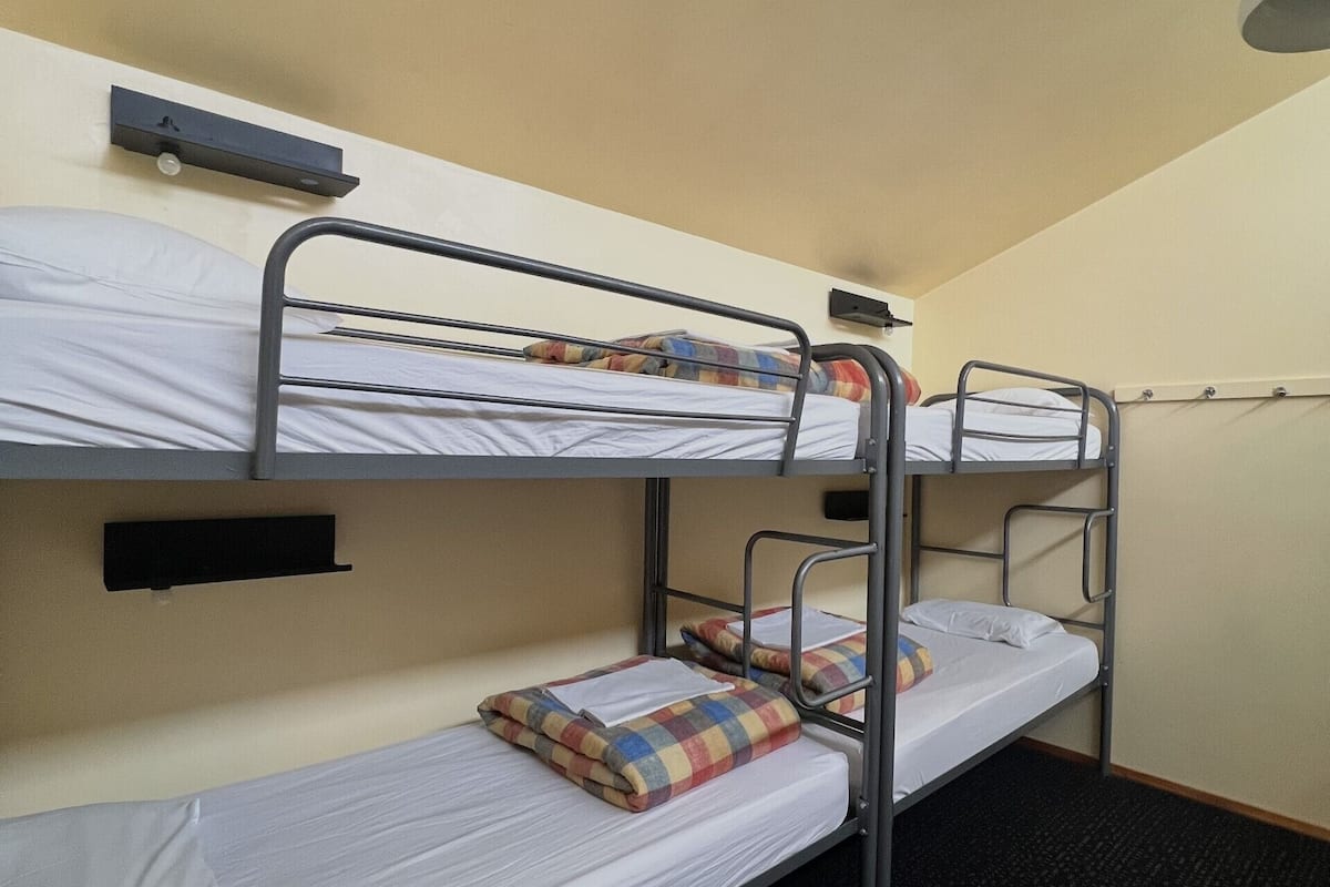 Dormitorio compartido estándar, no fumadores, baño compartido (Six-Bed Mixed Dorm Room) | Sistema de insonorización, tabla de planchar con plancha, wifi gratis