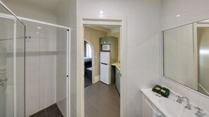 Familien-Zweibettzimmer, Nichtraucher, Kochnische | Badezimmer