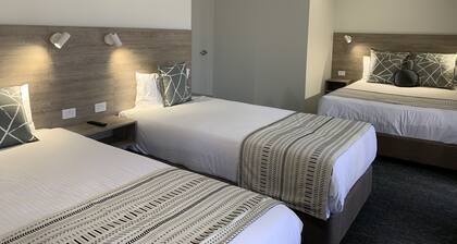 Hamilton's Henry Parkes Motor Inn, Parkes