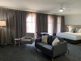 Family Double Room, Non Smoking, Kitchenette (2Bd Family) | Living area