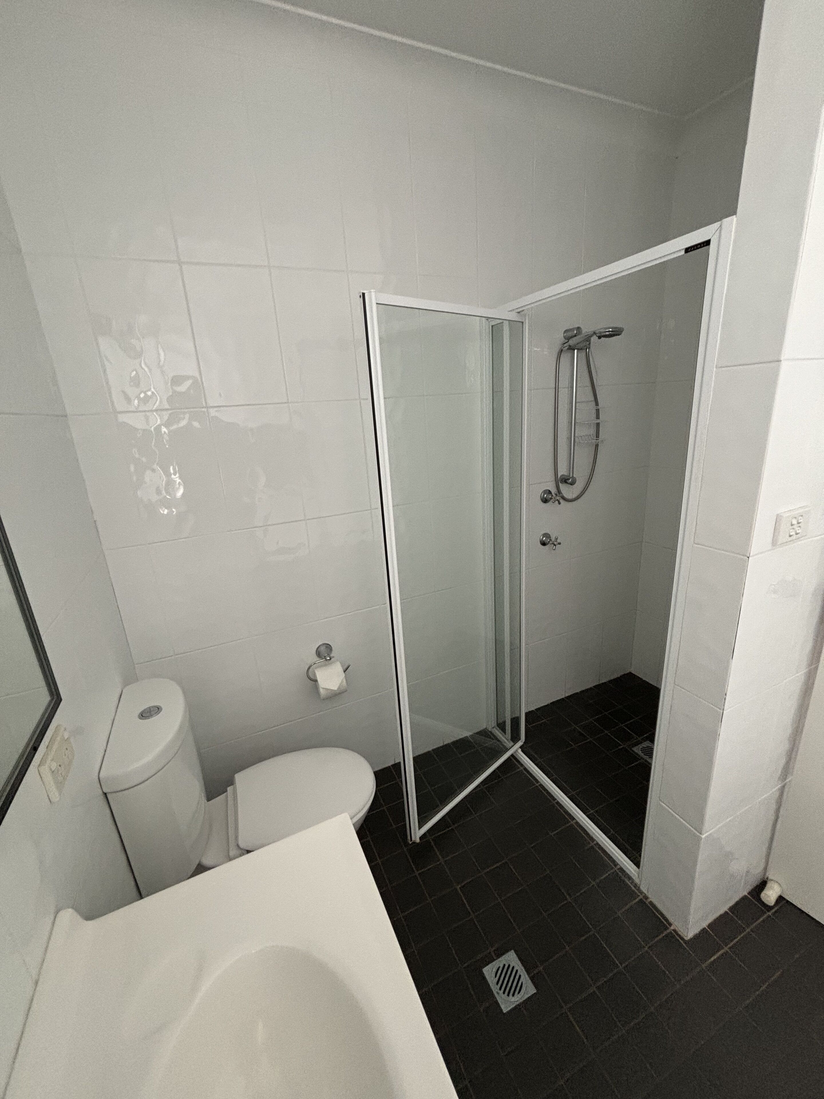 Un baño con ducha de vidrio, inodoro y bañera.