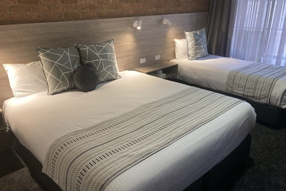 Hamilton's Henry Parkes Motor Inn, Parkes