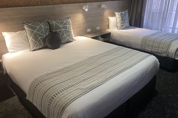 Kamar Double atau Twin Deluks | Bantalan ekstra lembut dan dilengkapi dengan perabotan berbeda-beda