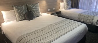 Hamilton's Henry Parkes Motor Inn, Parkes