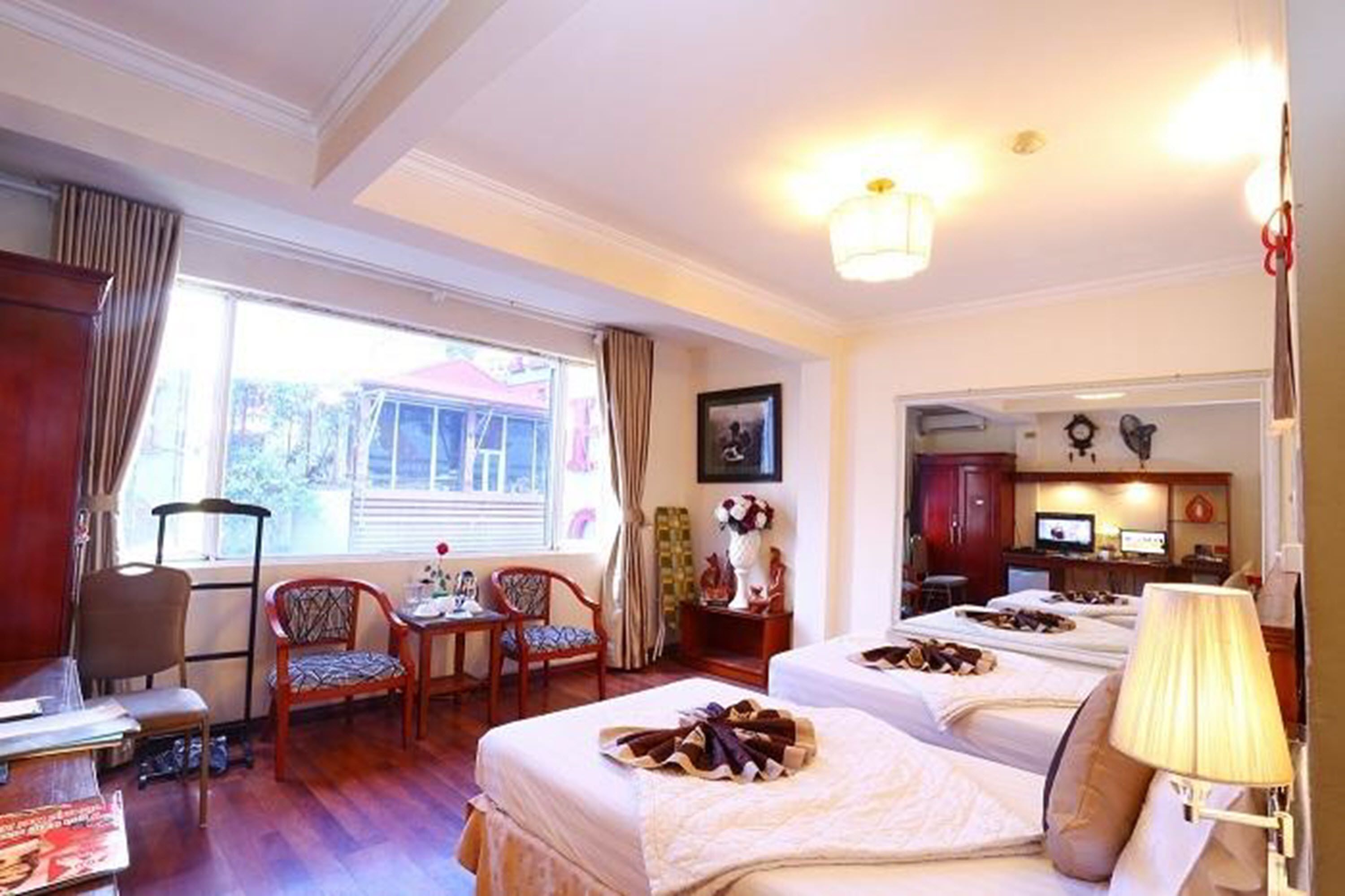 Deluxe Room | Minibar, in-room safe, desk, iron/ironing board