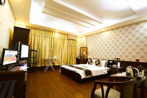 Deluxe-Zimmer | Minibar, Zimmersafe, Schreibtisch, Bügeleisen/Bügelbrett