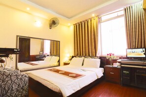Kamar Deluks | Minibar, brankas, meja kerja, dan setrika/meja setrika