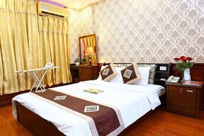 Habitación Deluxe | Minibar, caja fuerte, escritorio y tabla de planchar con plancha