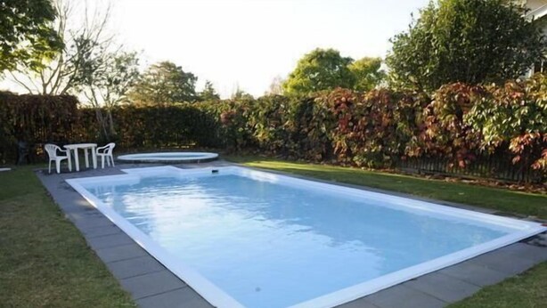 Outdoor pool - Ascot Lodge Motel (Hamilton)