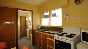 Coffee/tea maker, fridge, microwave, stovetop - Ascot Lodge Motel (Hamilton)