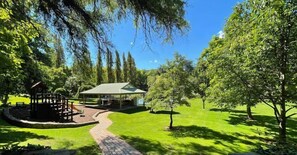 Garden - Chestnut Tree Holiday Apartments (Bright)