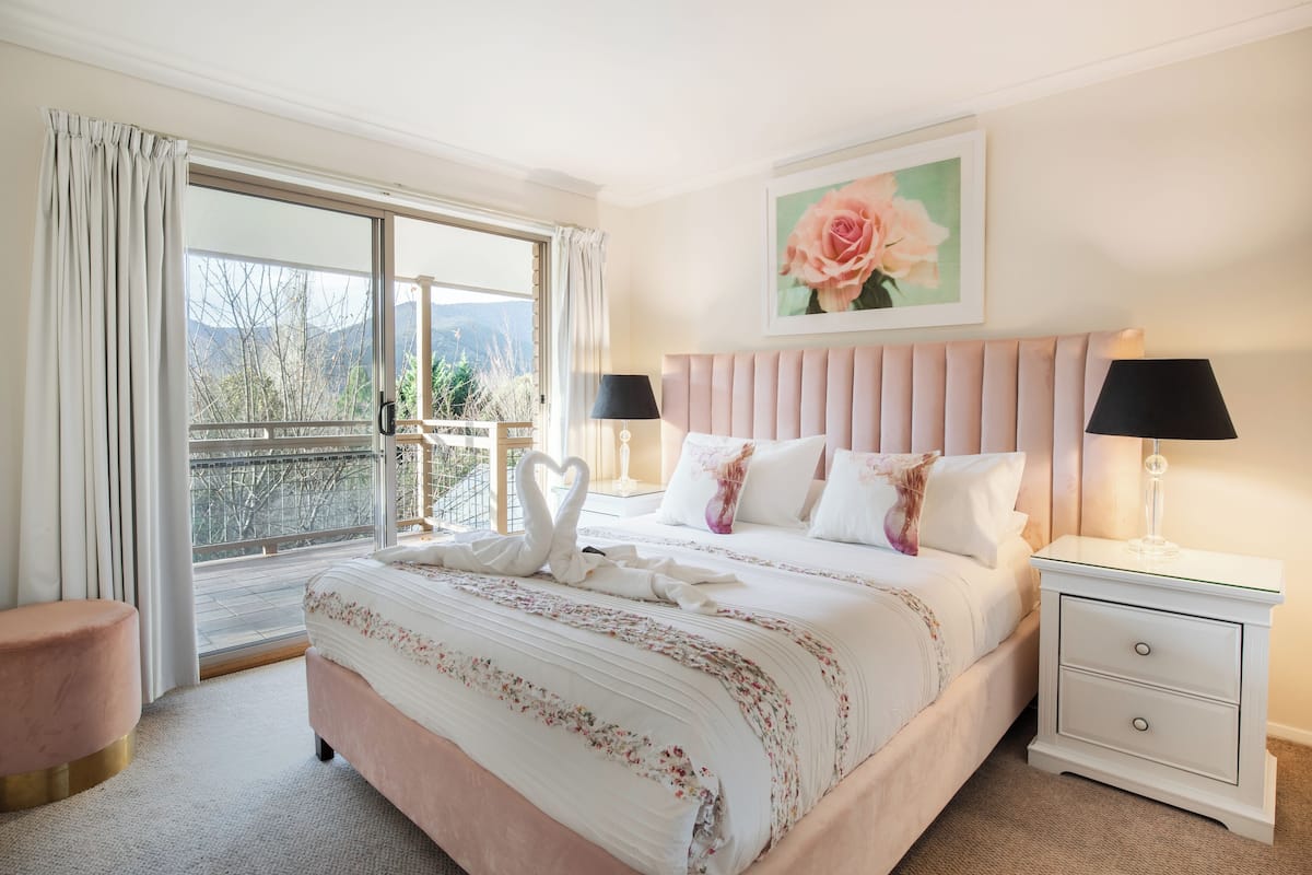 2 bedrooms, individually decorated, individually furnished